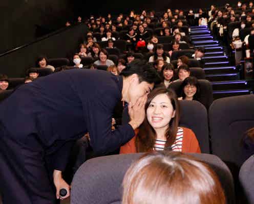 東出昌大、女性客に“耳打ち”の神対応 「池松壮亮&菅田将暉どっちが好き?」に回答も