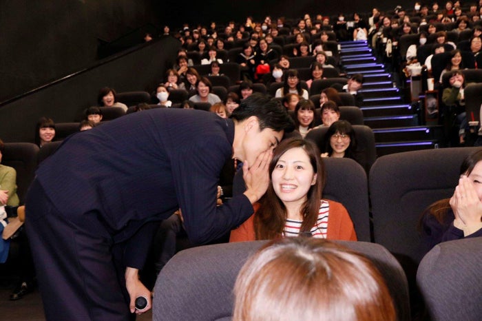 東出昌大、女性客に耳打ちの“神対応” 「池松壮亮&菅田将暉どっちが好き?」に回答も(C)大場つぐみ・小畑健/集英社(C)2016「DEATH NOTE」FILM PARTNERS