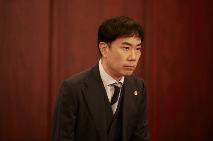 藤井隆「法廷のドラゴン」第5話(C)「法廷のドラゴン」製作委員会