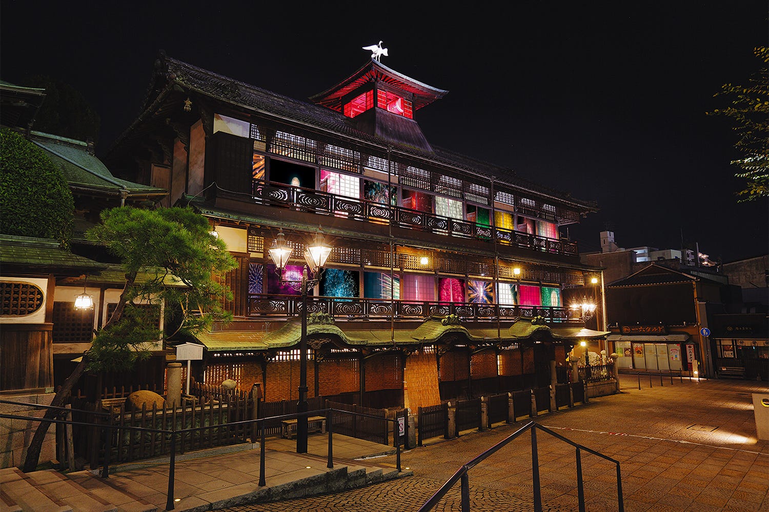 蜷川実花らが温泉街をアートで彩る「道後オンセナート2018」プレオープン