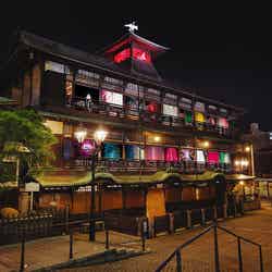 道後温泉本館インスタレーション/画像提供:道後オンセナート実行委員会