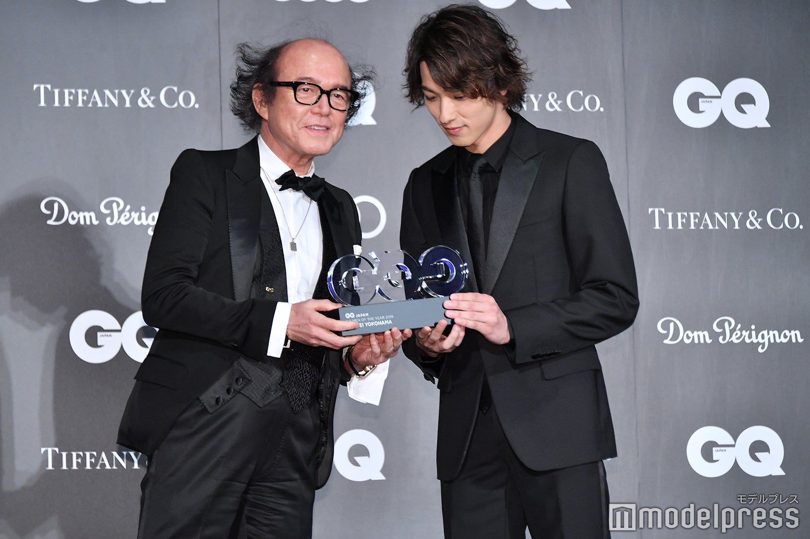 鈴木正文編集長からトロフィーを受け取った横浜流星 （C）モデルプレス