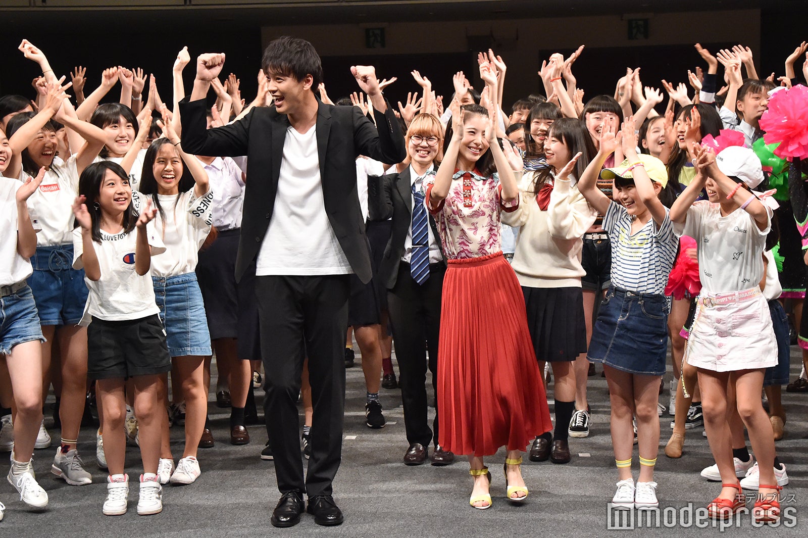 見事踊りきり喜ぶ竹内涼真＆浜辺美波（C）モデルプレス