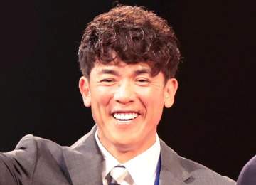 元西武監督 松井稼頭央氏が女優の長女とほっこり2ショ「奇麗なアボガドの妖精が」綺麗な台所でお肉の焼き係「家でもかっこいい」