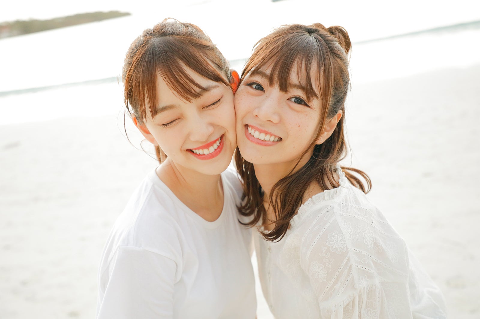 堀未央奈、北野日奈子／撮影：鈴木健太