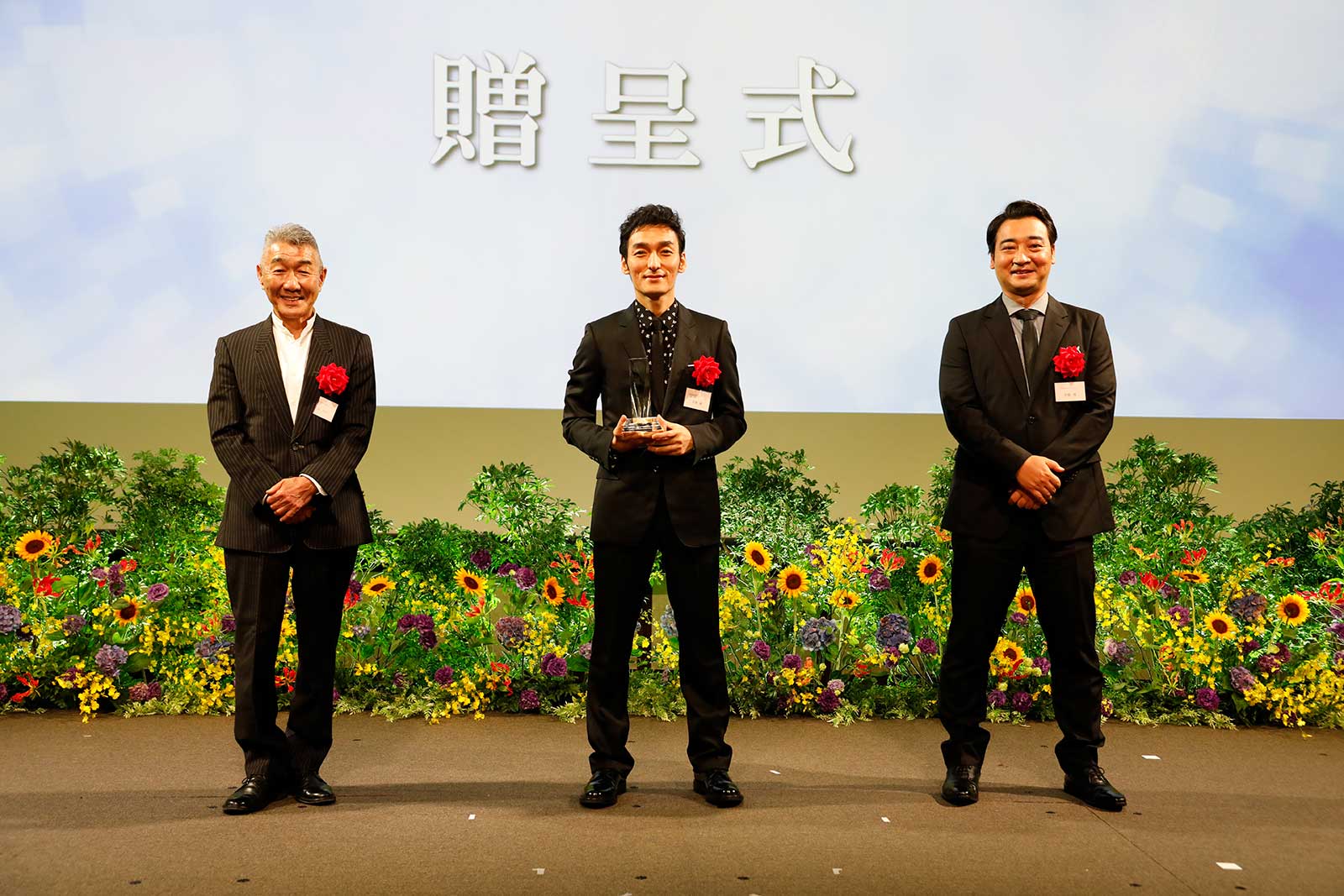 （右から）斉藤慎二、草なぎ剛（提供写真）