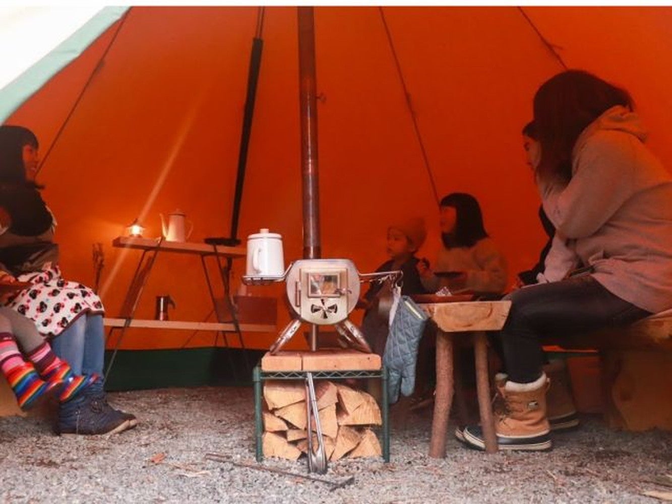 薪ストーブで温まったテントの中／画像提供：岐阜県