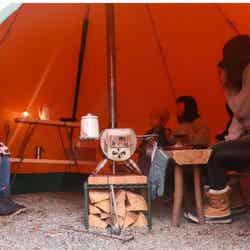 薪ストーブで温まったテントの中/画像提供:岐阜県