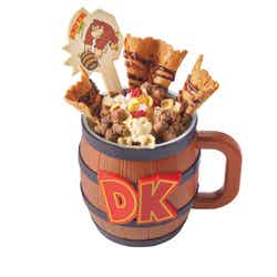 DK クラッシュ・ホットシェイクサンデー ~バナナチョコ・フレーバー~ マグカップ付き/画像提供:ユニバーサル・スタジオ・ジャパン