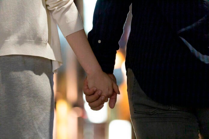 手のつなぎ方で差がつく！男性がキュンとする仕草とは