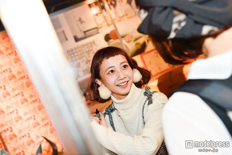 「ニューバランス」のブースに登場した三戸なつめ