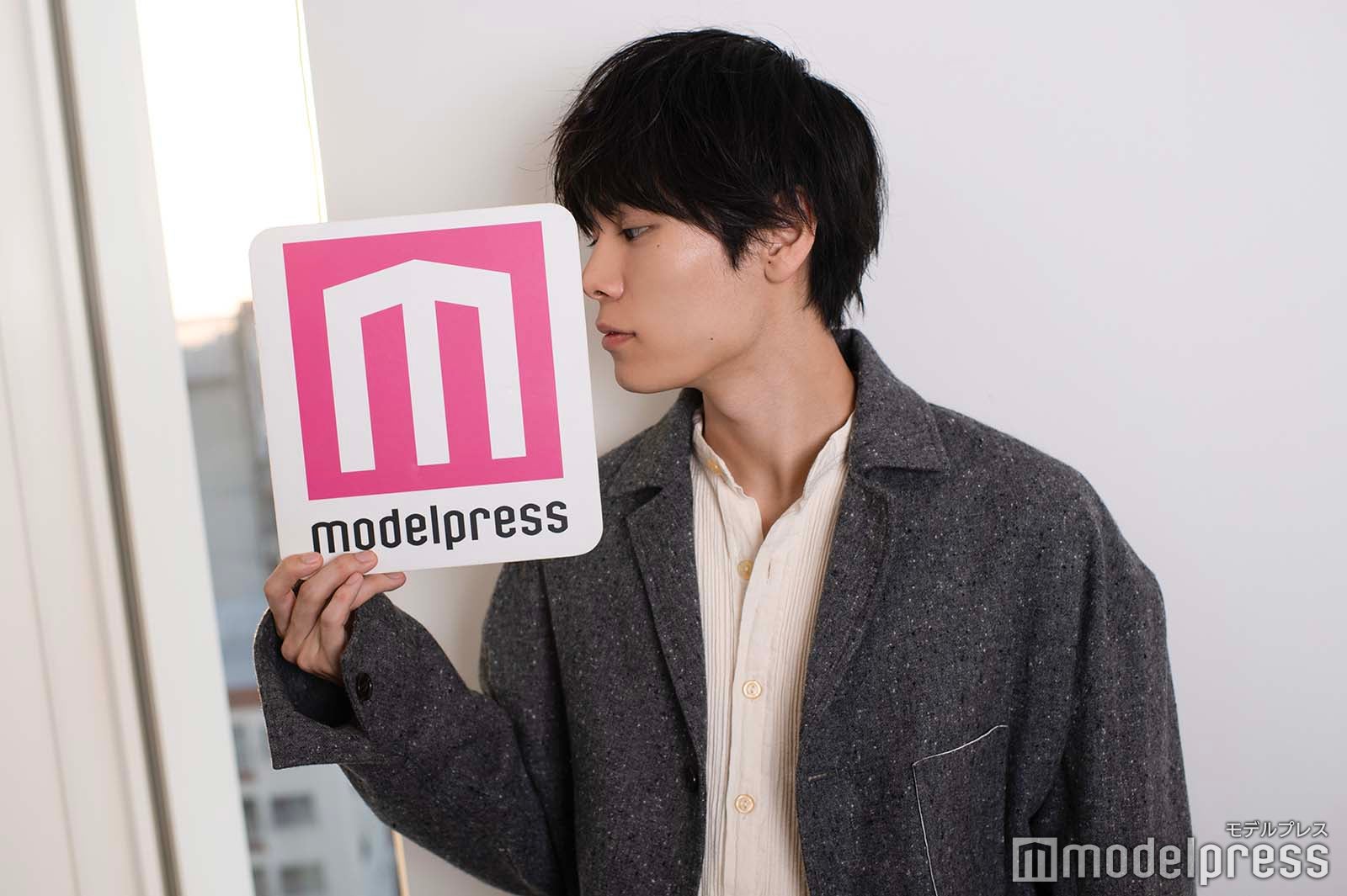 ロゴボードとゼロ距離な萩原さん／萩原利久（C）モデルプレス