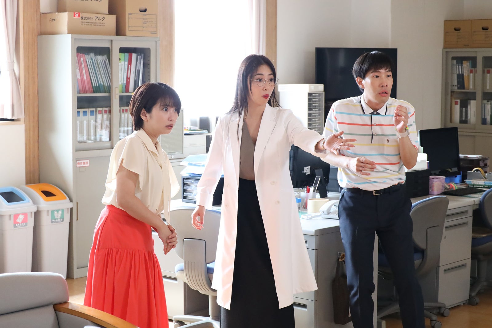 （左から）志田未来、MEGUMI、坂口涼太郎「ビリオン×スクール」最終話より（C）フジテレビ