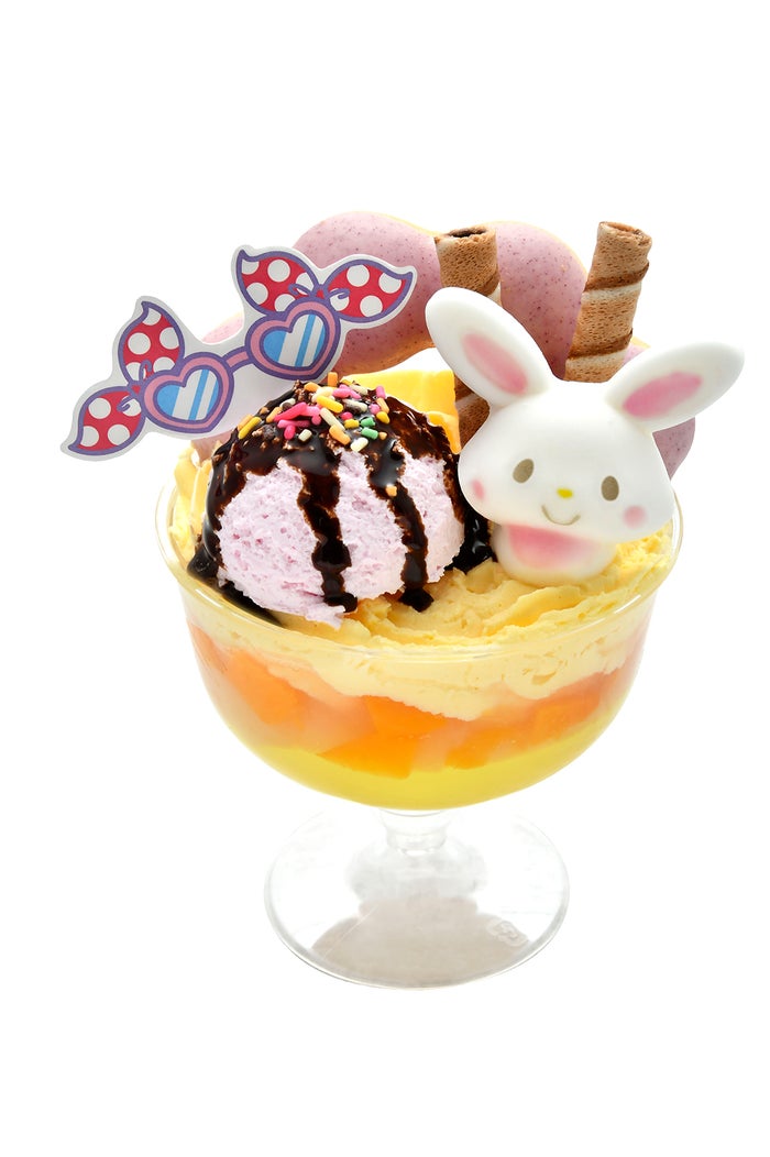 メルのドレスアップ☆ピーチパフェ￥800<br />（C）1976，1989，1990，1999，2001，2010，2019 SANRIO CO．，LTD．