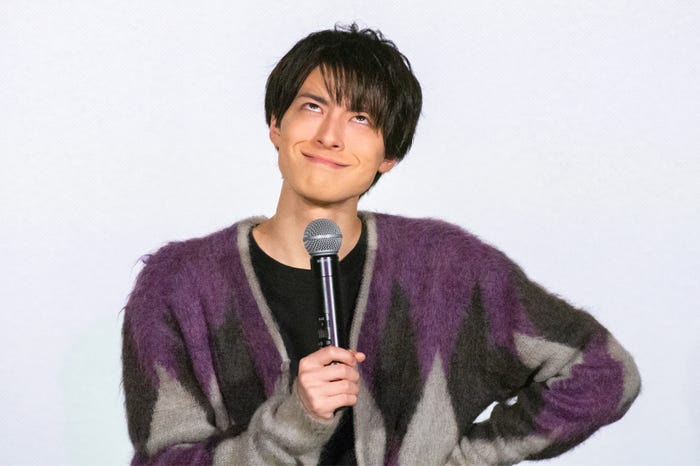 変顔をしてみせる高杉真宙(写真提供:所属事務所)