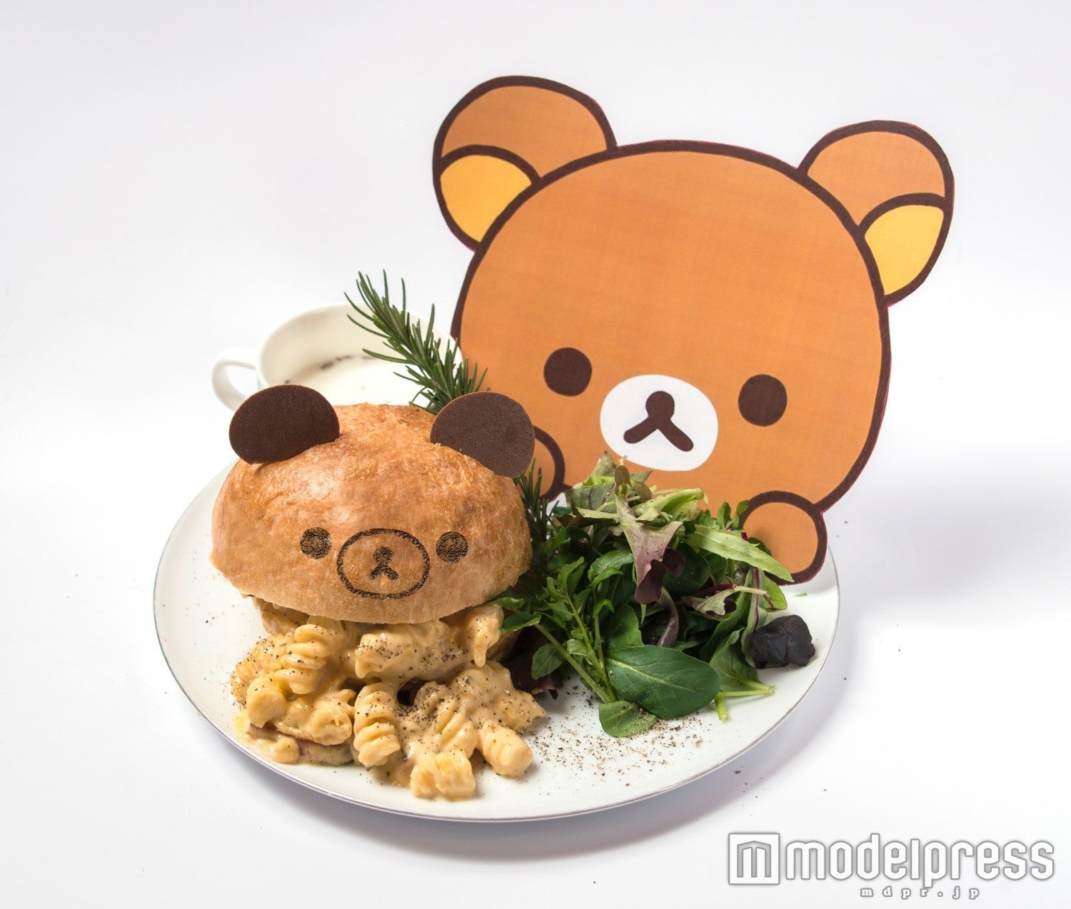 「新しいおともだち？リラックマとなかよしカルボナーラ」￥1，580（税抜）／画像提供：レッグス