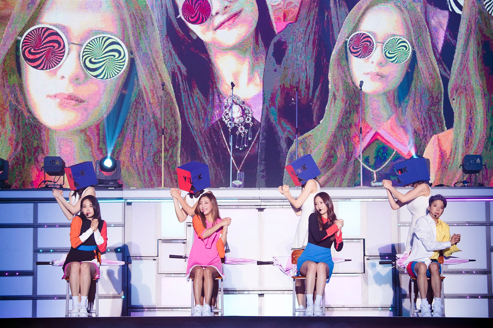 （左から）ビクトリア、ルナ、クリスタル、エンバ／「f（x） the 1st concert DIMENSION 4 - Docking Station in JAPAN[ENCORE]」