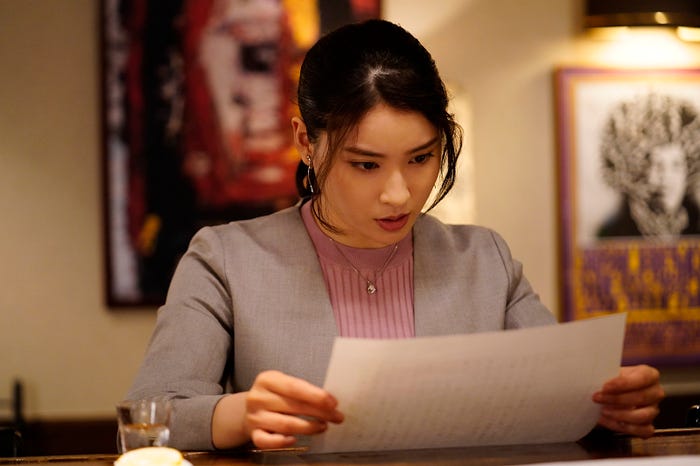 土屋太鳳 (C)2021「鳩の撃退法」製作委員会 (C)佐藤正午/小学館