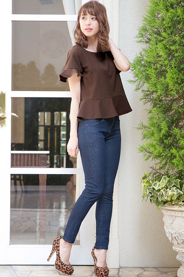 胸元V切りこみジョーゼット半袖ブラウストップス「神戸レタス」2490円（税込）／画像提供：神戸レタス