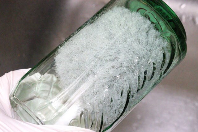 ダイソーの折りたためるボトルクリーナー（繊維タイプ）でボトルを洗う