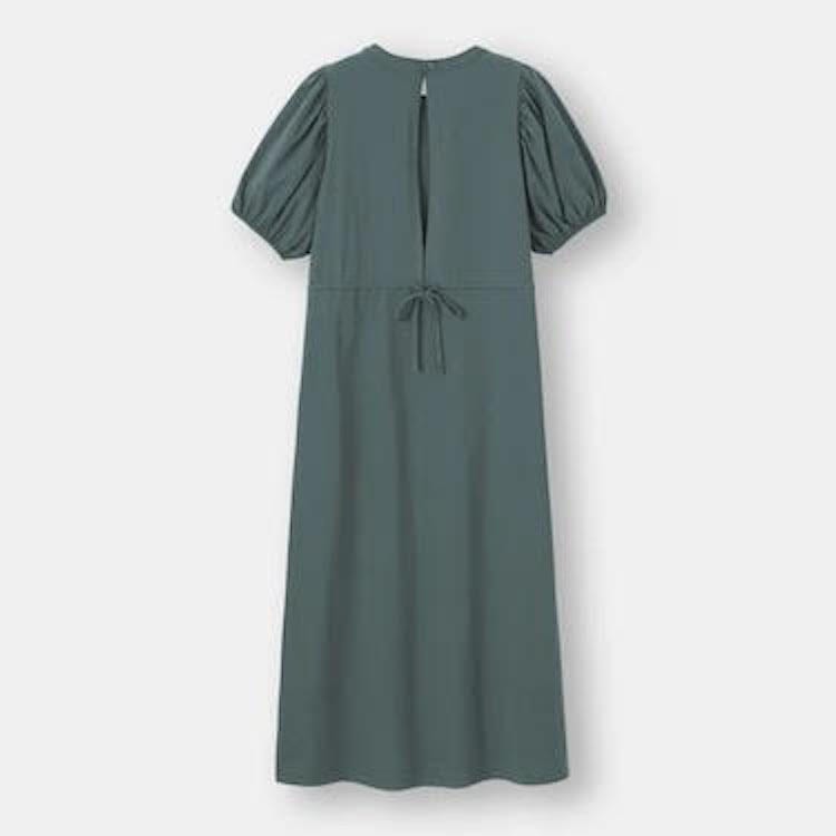 GUのバックオープンワンピース(半袖)