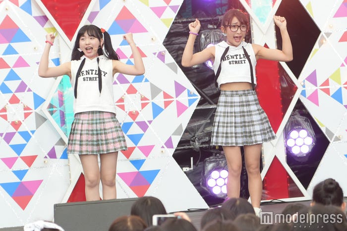 (左から)まこ、みなみ(C)モデルプレス