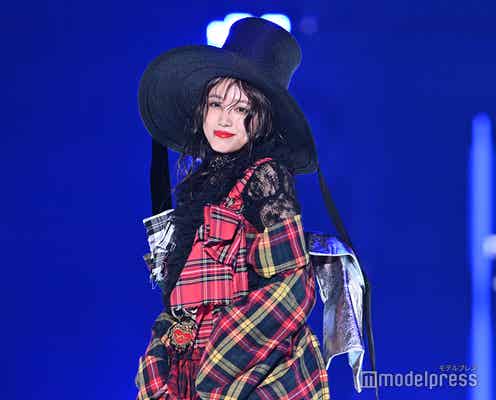 矢吹奈子、網タイツから見せる脚線美 ビッグハットの斬新コーデ【TGC 2024 A/W】