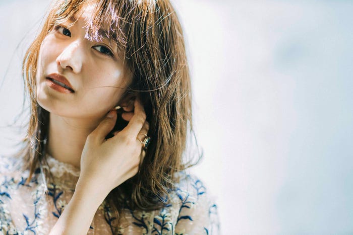 小室安未をもっと知るための「19 の質問」など4ページで特集 撮影/藤原 宏(画像提供:小学館)