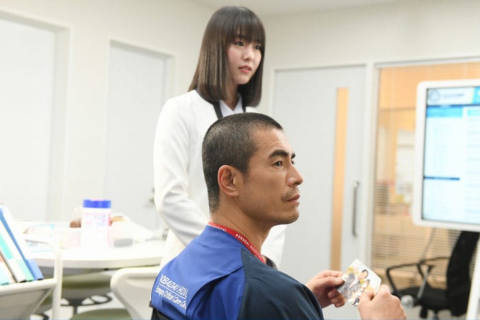 唐田えりか、伊藤英明/「病室で念仏を唱えないでください」第2話より(C)TBS