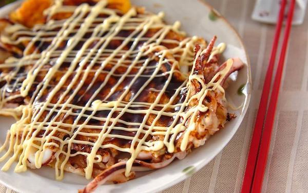 まるでお好み焼きのよう、ビールと相性抜群な大阪風「イカ焼き」
