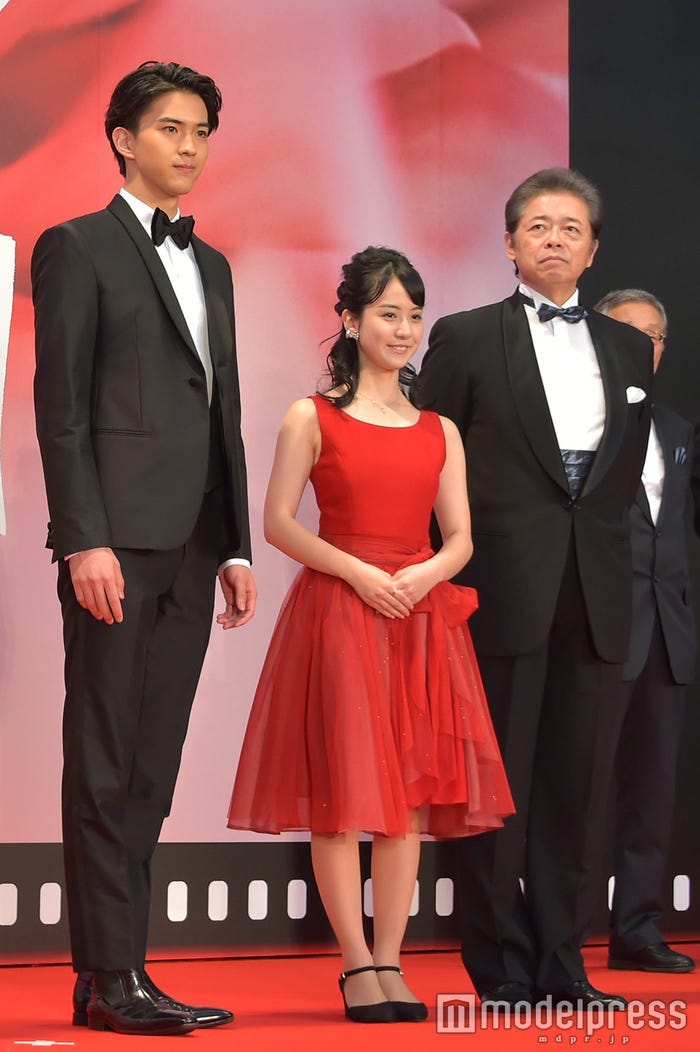 レッドカーペットの模様(C)モデルプレス