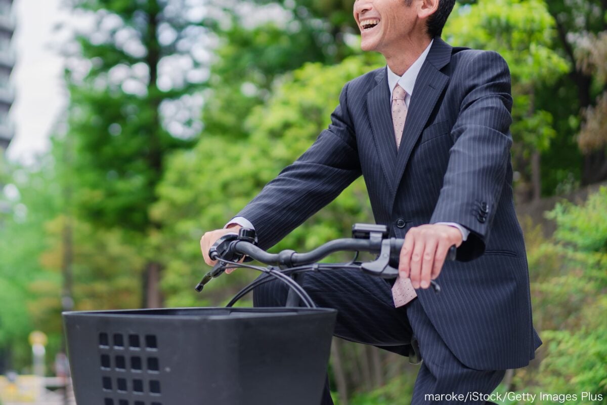 自転車で通勤する男性の動画が話題に リュックを背負った背中の