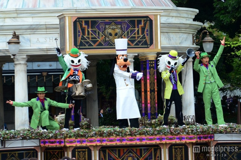 「ニューヨーク・ハロウィーン・フォリーズ」賑やかな曲を披露