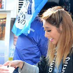 牡蠣チャウダーを手渡すLie