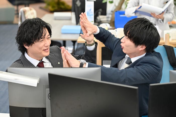 井浦新、田中圭「おっさんずラブ-リターンズ-」第7話(C)テレビ朝日