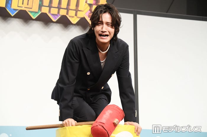 2連続でだるま落としに失敗して嘆く佐野晶哉(C)モデルプレス