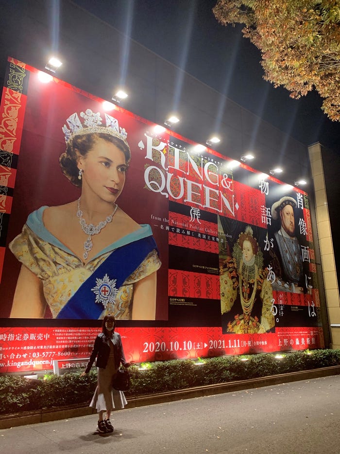 王室オタク(!)としてはたまらない展示会でした。作品に集中するため、ゆったりしたワンピースです!