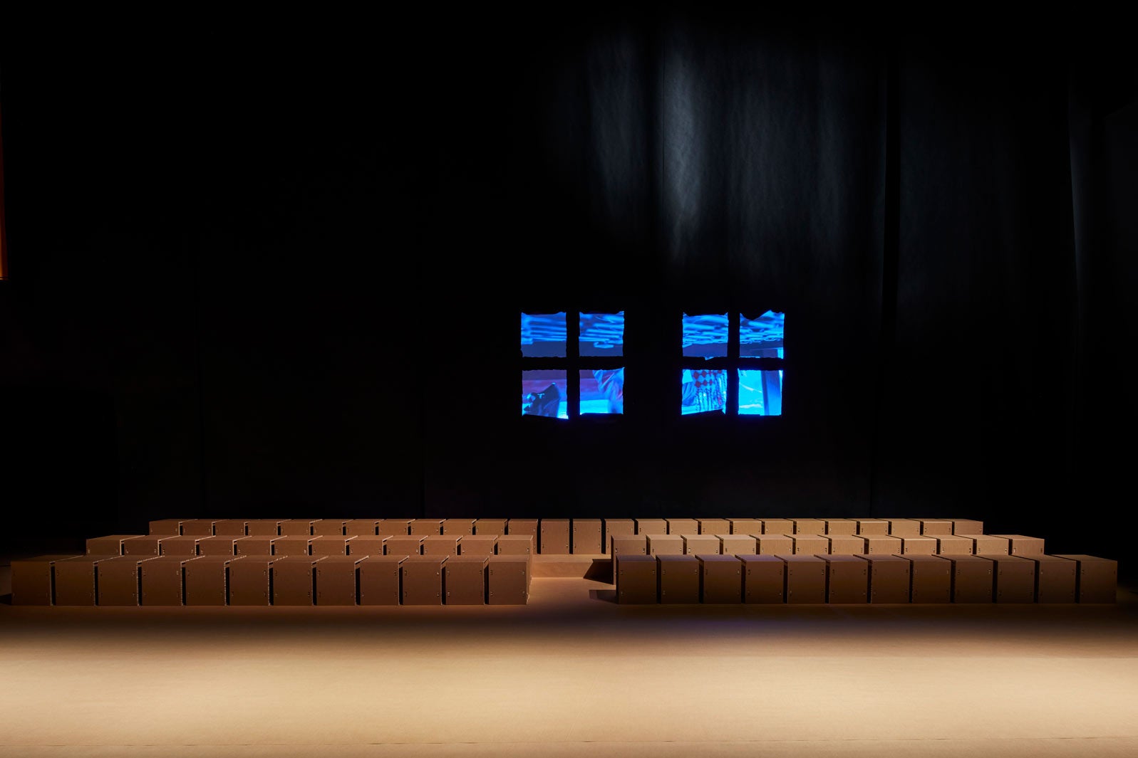 「TOUCH OF CRUDE」ショースペース（提供写真）