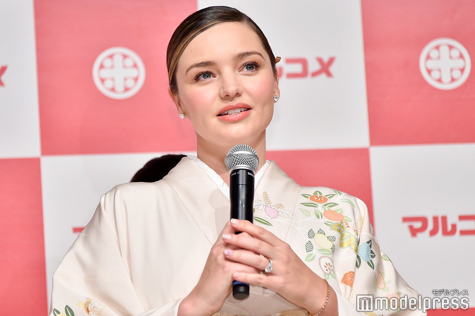 来日中のミランダ カー 着物姿で 初 書き初め 美しさの秘訣は への回答で報道陣沸かす モデルプレス 来日中のミランダ カー 着物姿で 初 書き初め 美しさの秘訣は への回答で報道陣沸かす モデルプレス