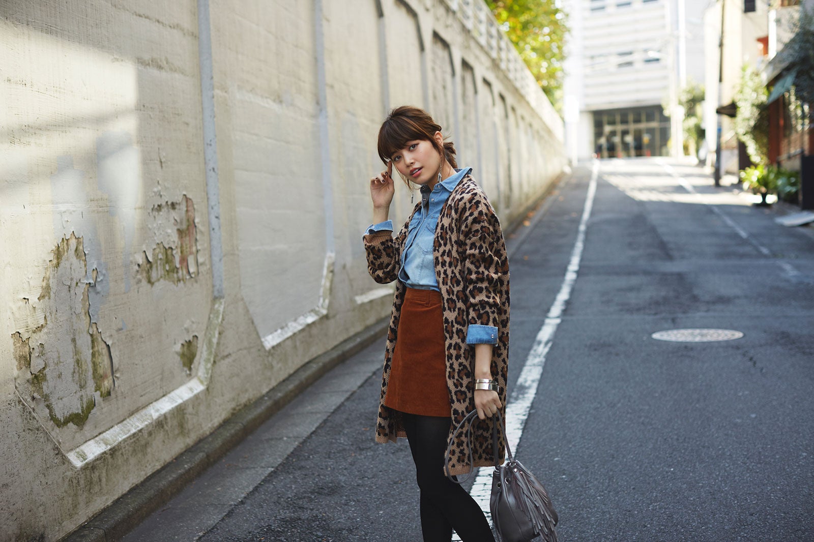 大胆なヒョウ柄アウターは落ち着いた色合いで大人っぽく（C）TOPLOG