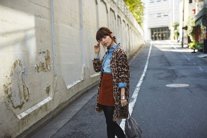大胆なヒョウ柄アウターは落ち着いた色合いで大人っぽく(C)TOPLOG