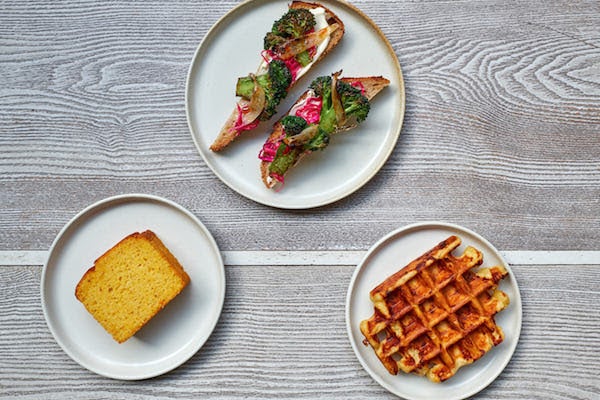 オレンジ カントリーケーキ 400円、ベジタブル タルティーヌ 700円、グリエールチーズ ワッフル 500円／画像提供：ブルーボトルコーヒー