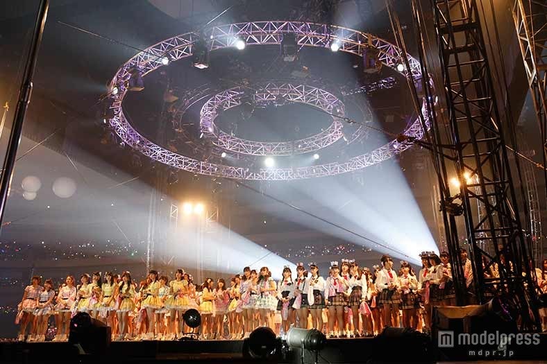 ライブの様子（C）AKS