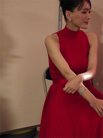 綾瀬はるか、紅白歌合戦の舞台裏ショットを公開 メイク中や弁当姿に「自然体でチャーミング」