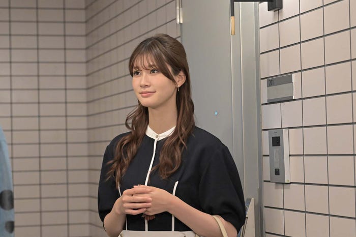 生見愛瑠「くるり~誰が私と恋をした?~」(C)TBS