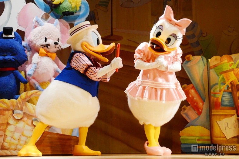 ぬいぐるみの完成を見にきた、ドナルド＆デイジー