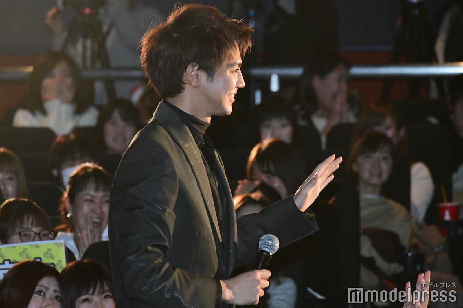 観客に手渡しでプレゼントを渡す片寄涼太 （C）モデルプレス