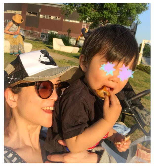 息子を抱く笑顔の吉澤ひとみ/吉澤ひとみオフィシャルブログ(Ameba)より