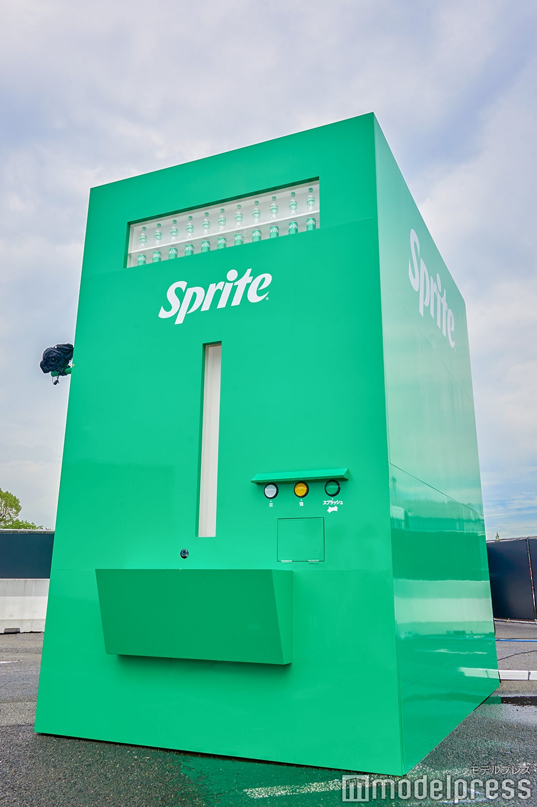 スプラッシュ自販機（C）モデルプレス