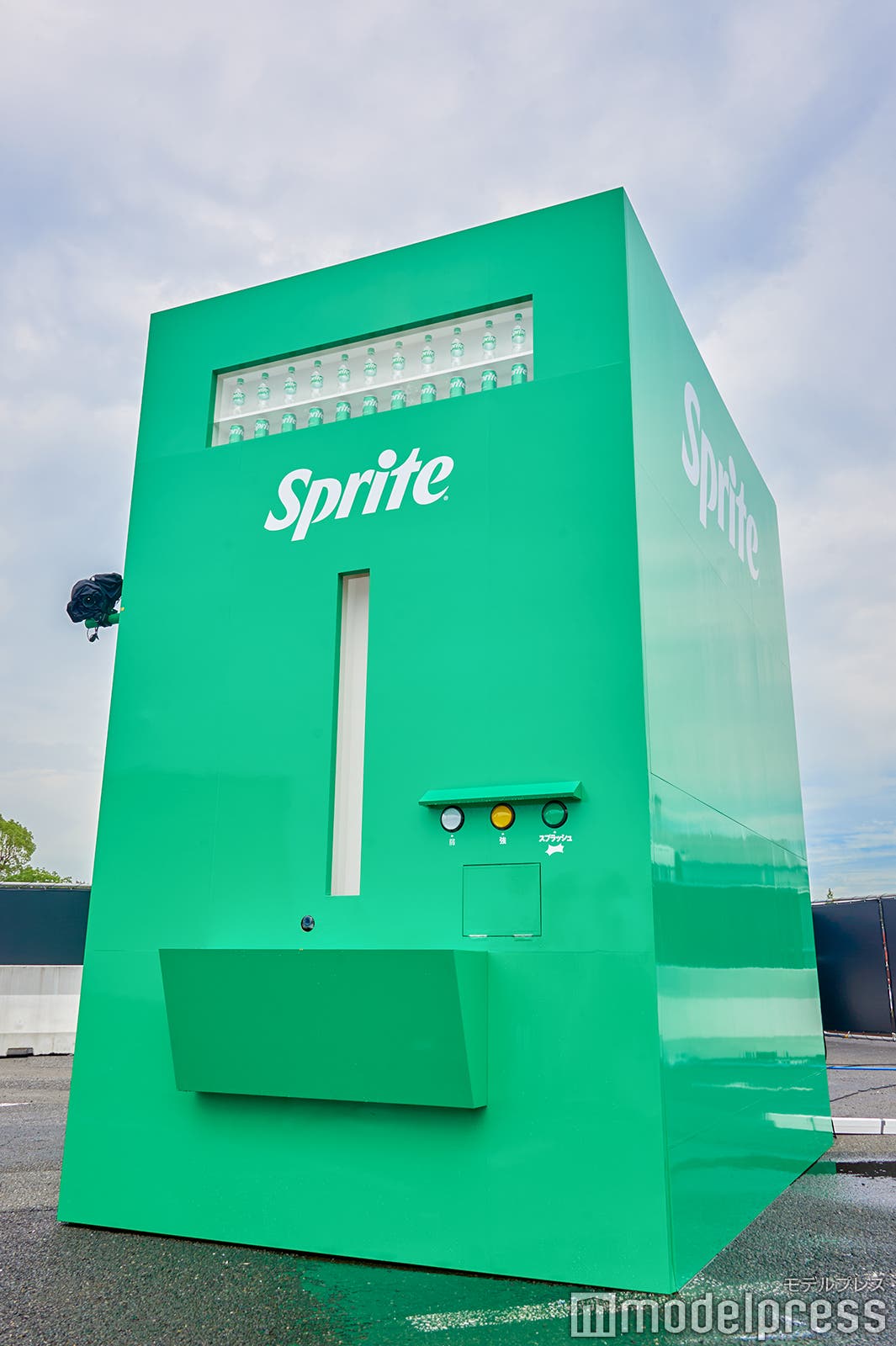 スプラッシュ自販機(C)モデルプレス